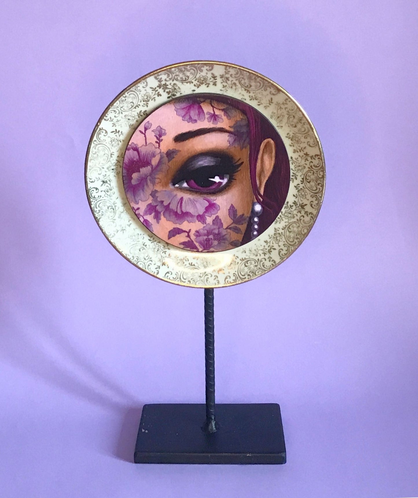 Assiette «œil mauve à la perle»