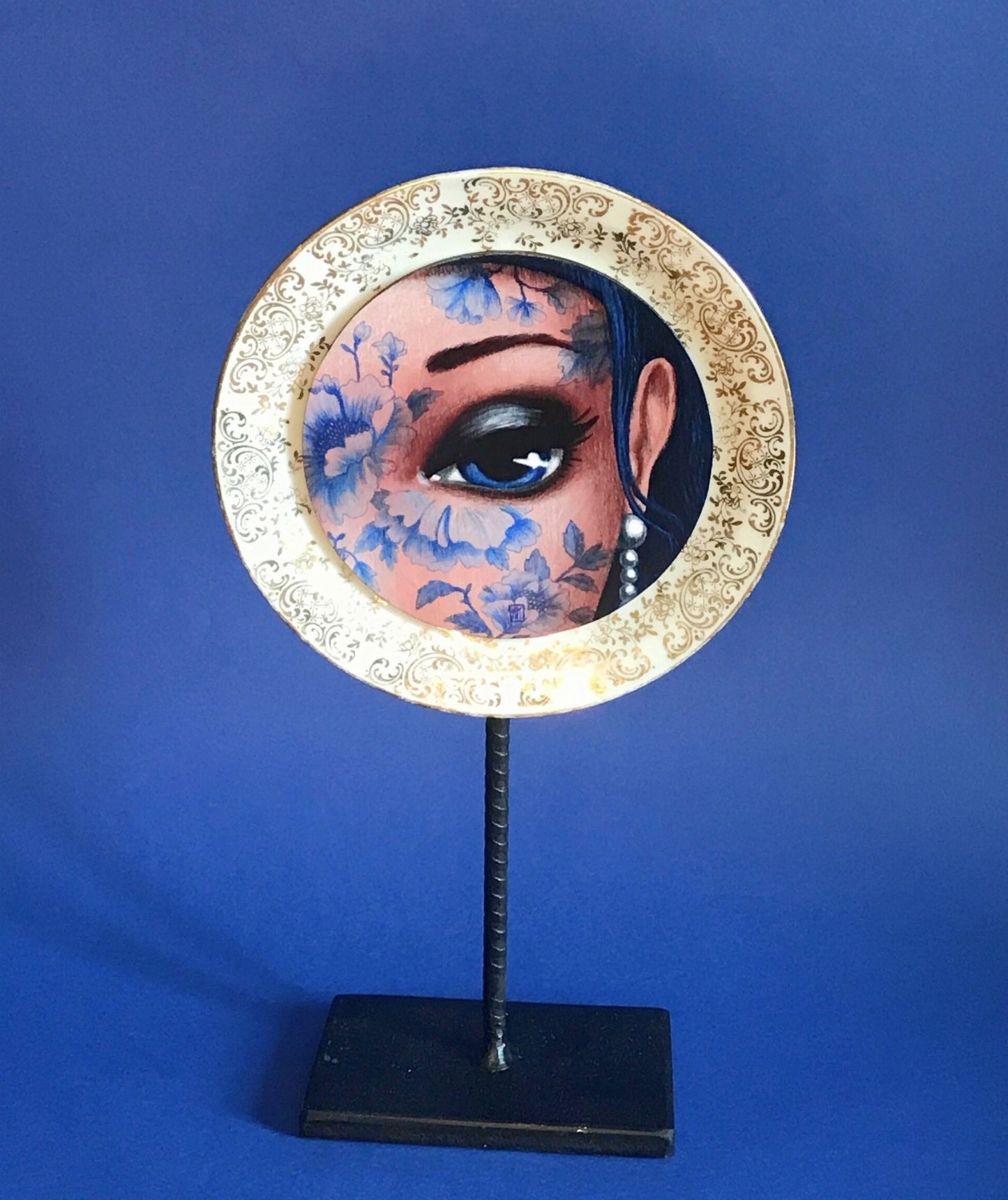 Assiette «œil bleu à la perle»