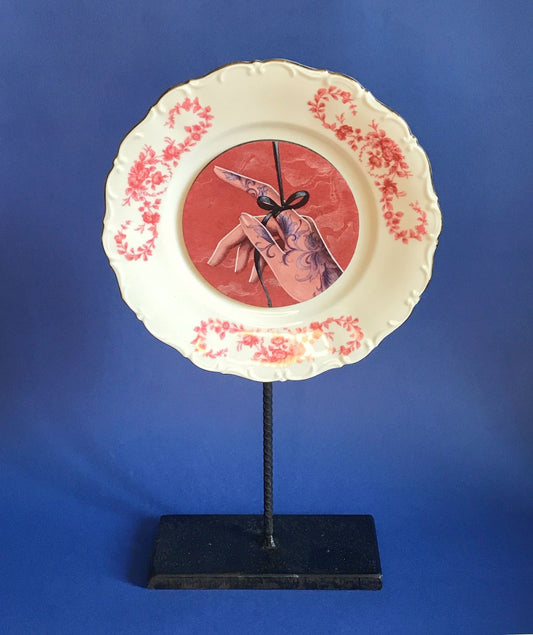 Assiette «Main au ruban noir»