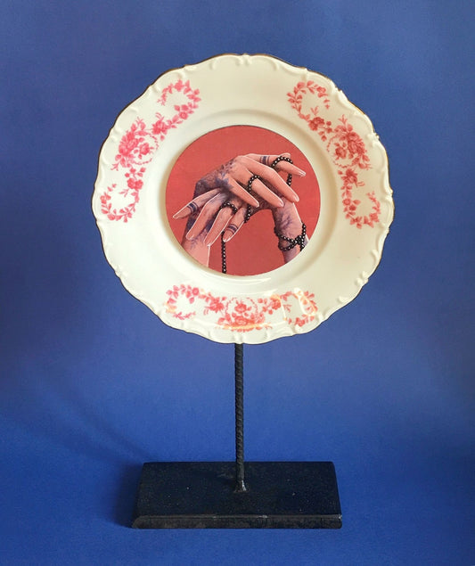 Assiette «Mains aux perles noires»