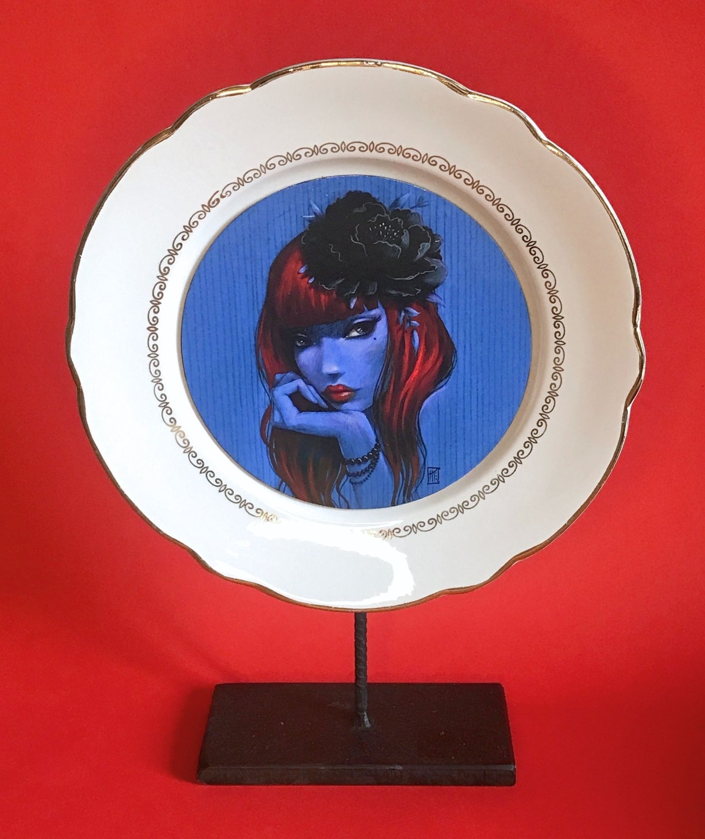 Assiette «Pivoine noire fond bleu»